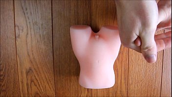 Длинноногая сучка в розовой майке ласкает вагину вибратором